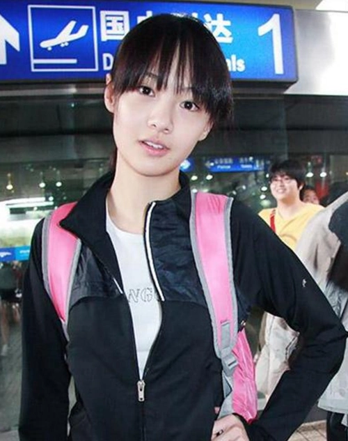 郑爽十年前青涩旧照,看到正面粉丝都认不出,这是同个人?