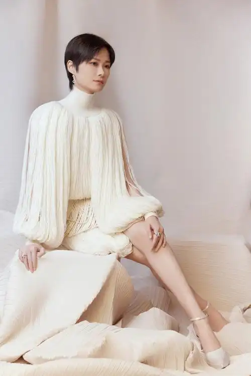 今晚,@李宇春将出席#微博电影之夜#,并带来舞台表演.