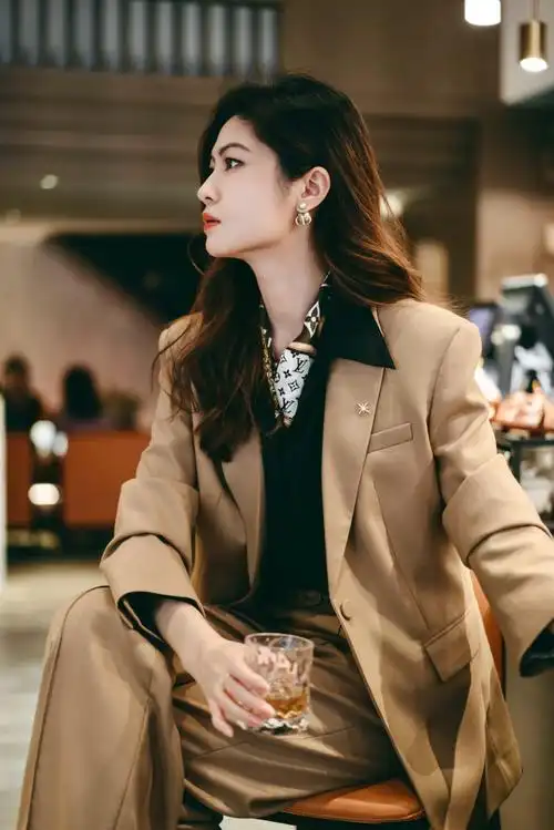 职场穿搭##新闻女王是懂职场穿搭的##职场时尚观察