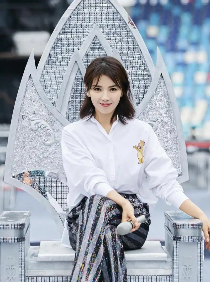 原创刘涛穿搭很有女强人气质感白衬衫搭配条纹裤看上去气场十足