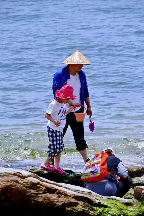 "六一儿童节"海边到处都是开心的孩子和陪孩子的家长!
