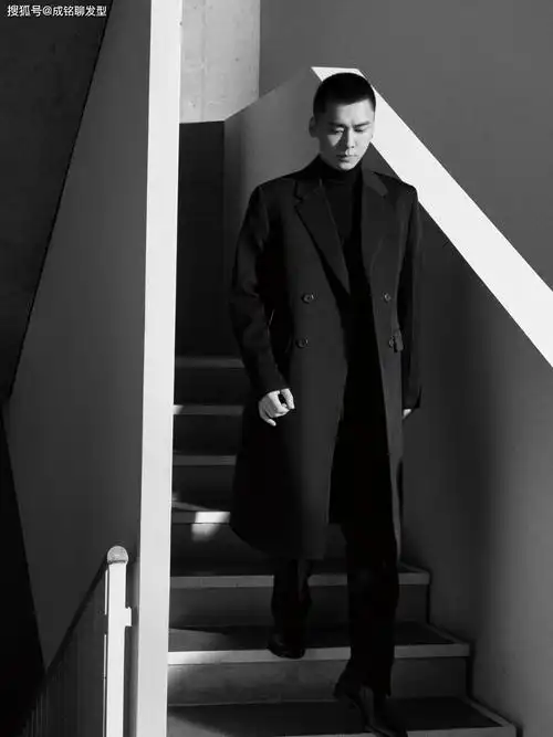 原创李易峰解锁新刊大片,寸头造型男人味十足,黑色中领配西装真儒雅