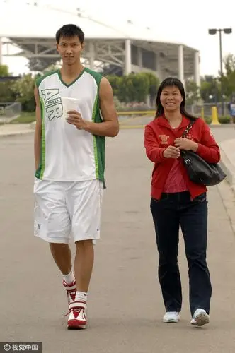 2007年5月22日,美国,易建联参加nba选秀训练.易建联和母亲麦美玲.