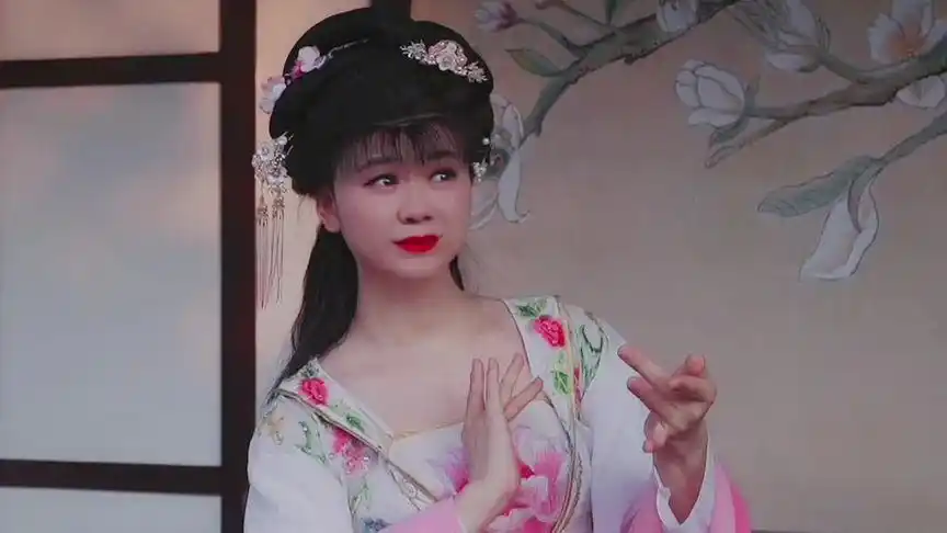 从不后悔走上反串艺术之路,男扮女装也未曾觉得丢人,你们认为呢