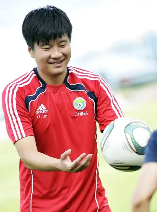 资料图,2011年7月21日,中国女足助教李金羽在训练场.