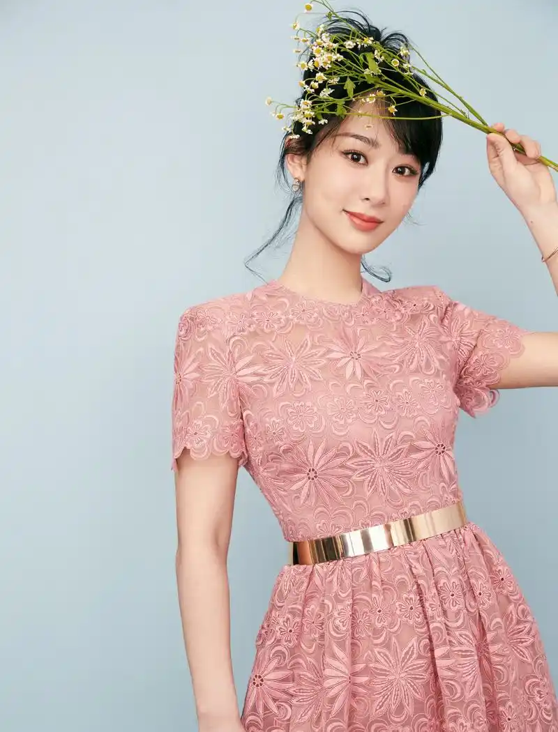 杨紫贺岁写真上线,身穿粉色雏菊连衣裙,优雅不失甜美!