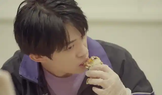 易烊千玺螃蟹不能停止进食