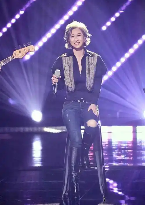 看了叶倩文的老年装扮后我悟了白发不染穿衣不花才更优雅