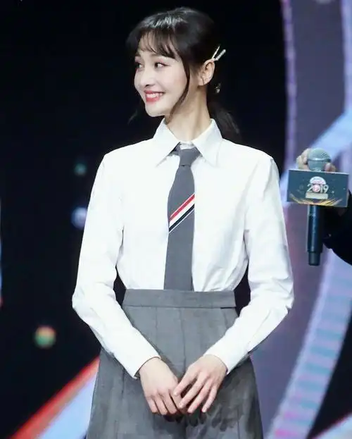 郑爽,这是白领职业装吗__财经头条