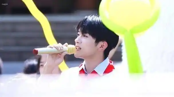 易烊千玺戴红领巾参与心连心活动,唱歌甜笑,仰头一瞬间太美好了