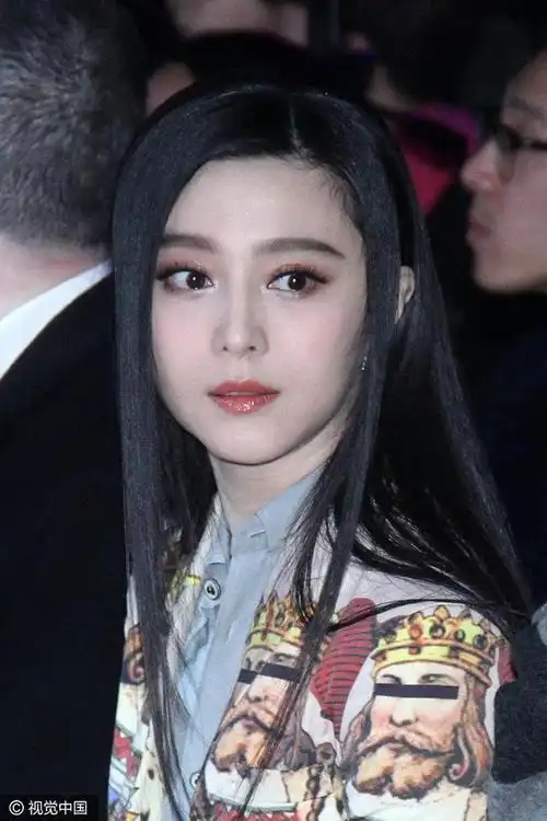 范冰冰出席某活动,身着彩色的薄纱唯美裙,频撩秀发放电,皮肤白到发光