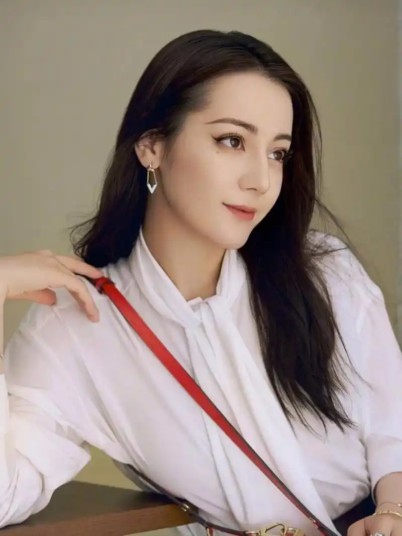 迪丽热巴 日常穿搭. #明星