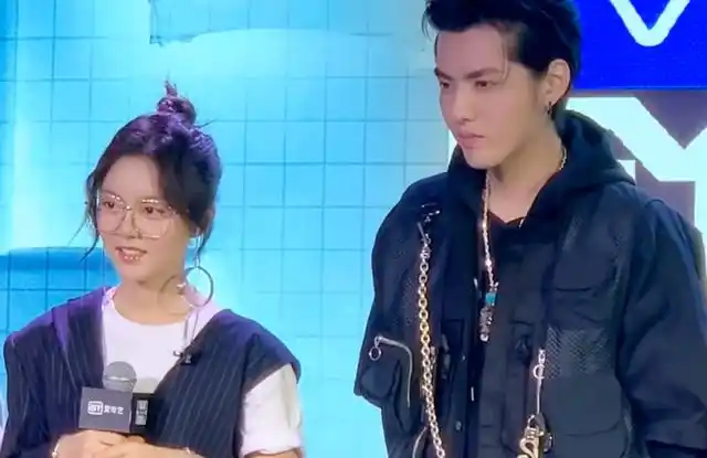 赵今麦身高165吴亦凡身高187当两人站一起后真实身高差很明显