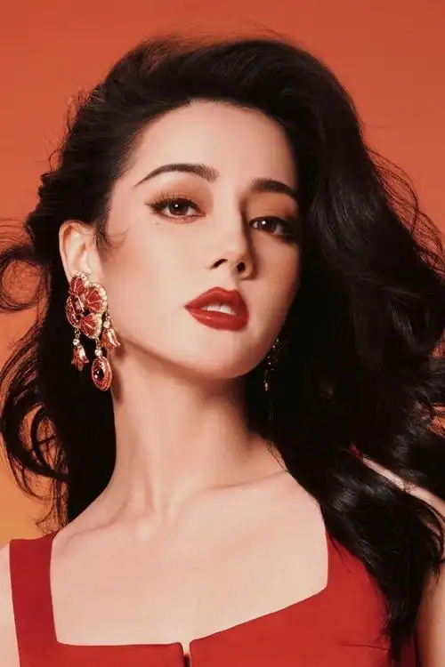 迪丽热巴红裙卷发复古造型