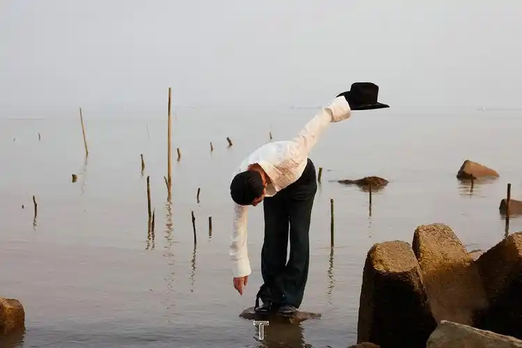 易烊千玺封面写真复古造型演绎海边故事