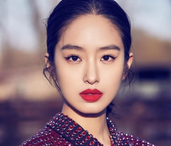 27岁杨采钰豪宅拍美照笑容满面,不理婚变传闻,手中待播剧过硬