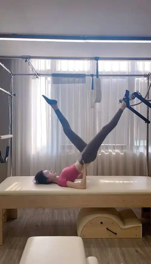 上面几张是她健身,做普拉提的照片.陈瑶 苗条的身材就是这样炼成的.