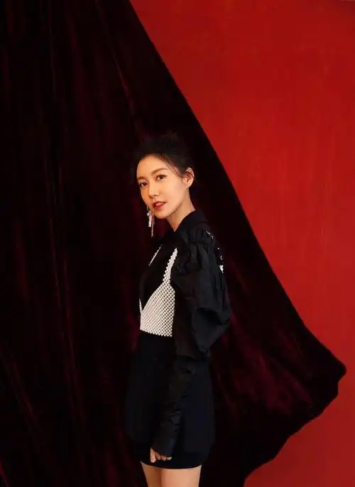 高露身穿泡袖西装,帅气不失随性,西服尽显英姿飒爽