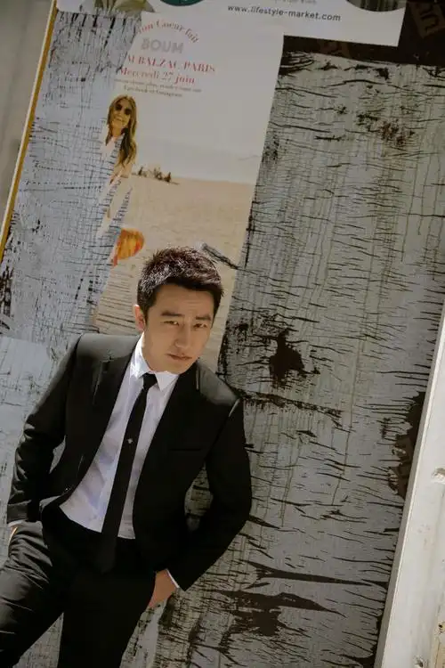 黄轩解锁巴黎街拍大片福利 回应粉丝暖心不负期待