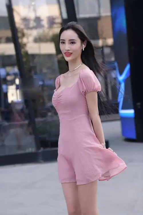 街拍高挑身材小姐姐粉色连衣裙少女心爆棚