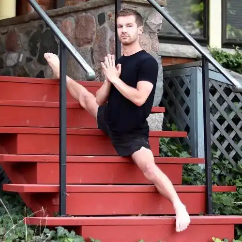 男人劈起叉来连女人都佩服