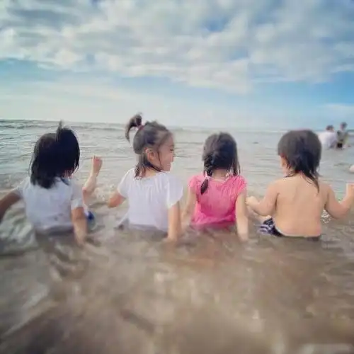 贾静雯一家四口海边玩咘咘波妞满脸沙子贾静雯依偎老公肩膀超恩爱