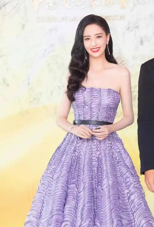 佟丽娅红毯新造型很美,身穿紫色波浪长裙气质惊艳_身材_裙子_颜色