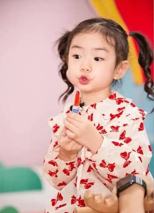 细心的网友就会发现戚薇给女儿lucky穿的衣服以及用的都是一般家长