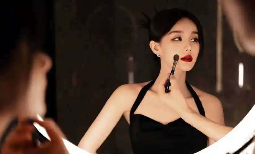 李一桐财阀千金火辣辣的红唇搭配挂脖黑裙演绎迷人暗夜玫瑰_姐姐_造型