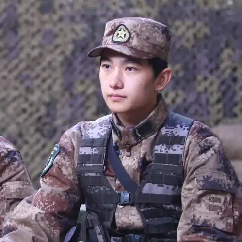 有种惊艳叫杨洋军装照,一身戎装颜值爆表,网友:看了想嫁