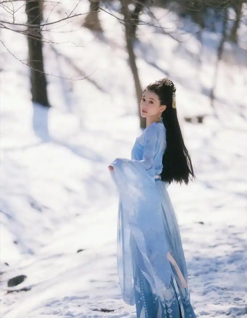 乔欣《嫣语赋》番外大片,一身蓝色古装置身雪中,明媚又清冷