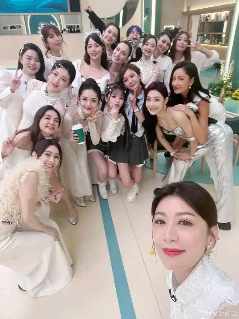 67刚刚看到贾静雯拍的合影照,立刻就让我对谢娜刮目相看了.