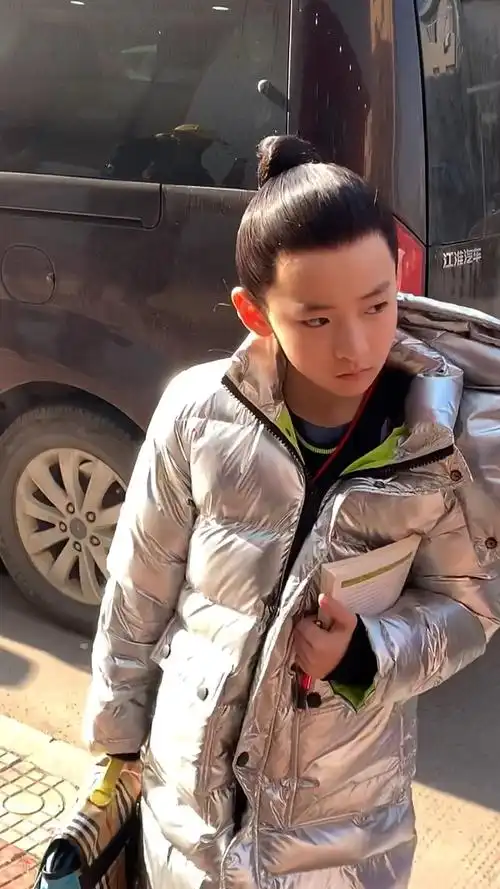 演许凯小时候一天一千元,你们觉得他长得像吗?