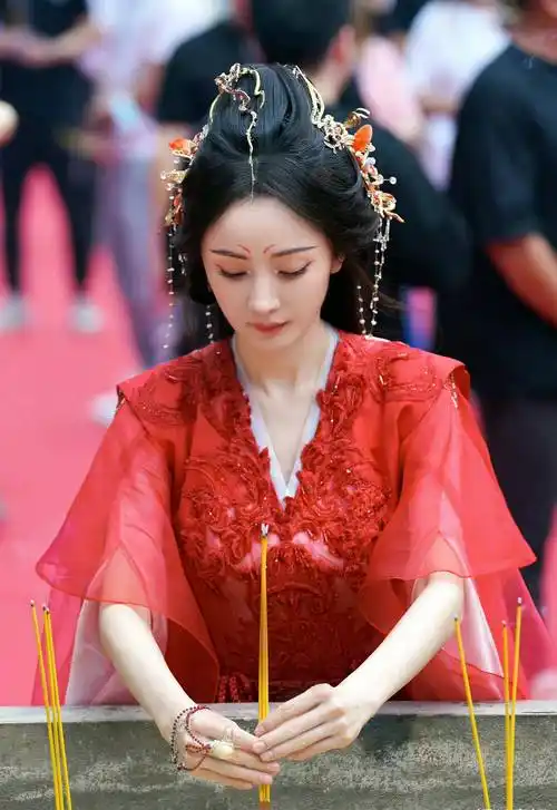 杨幂《狐妖小红娘月红篇》开机照,红衣造型好好看,又媚又有灵气_涂山