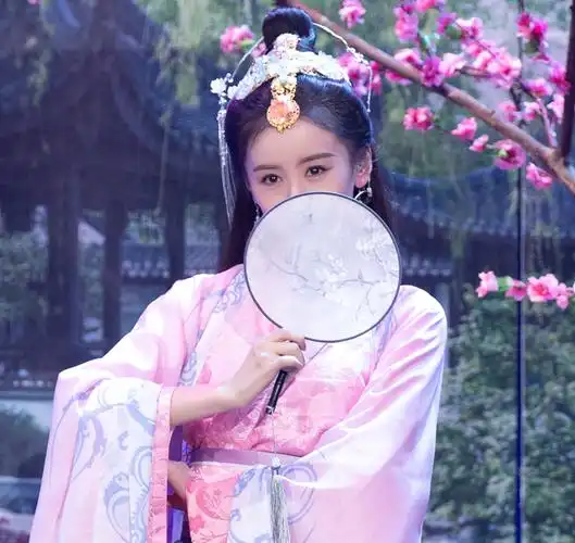 袁冰妍"貂蝉"造型惊艳众人,怼脸照公开,却暴露29岁皮肤状态