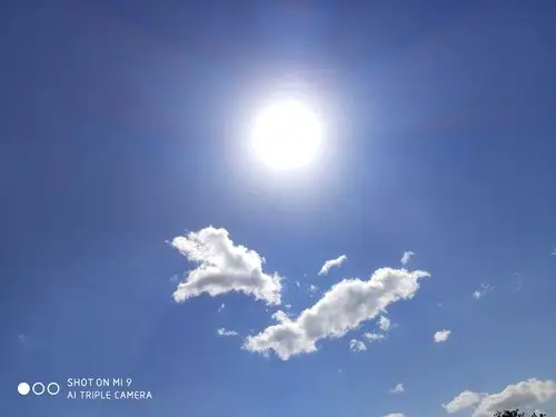 原汁原味的蓝天白云大太阳