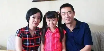 于和伟的老婆,张嘉译的老婆,靳东的老婆,差距在哪里?_妻子_老干部_事