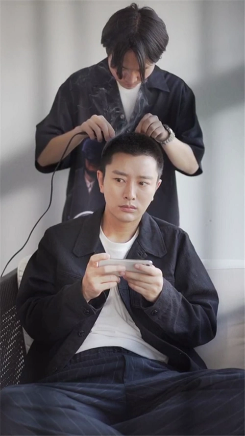 李小璐秀窈窕身材甜如少女,贾乃亮做头发被烫糊,还对造型师出手阔绰