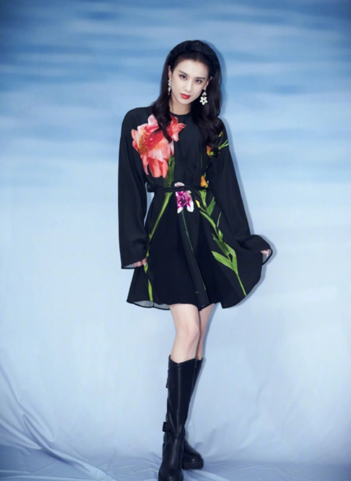 黄圣依机场私服流出穿粉色大衣配马丁靴粉嫩减龄少女感十足