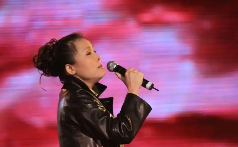 55岁田震近况罕见曝光,发际线后移惹人怜,独自在夜市小摊撸串_身体