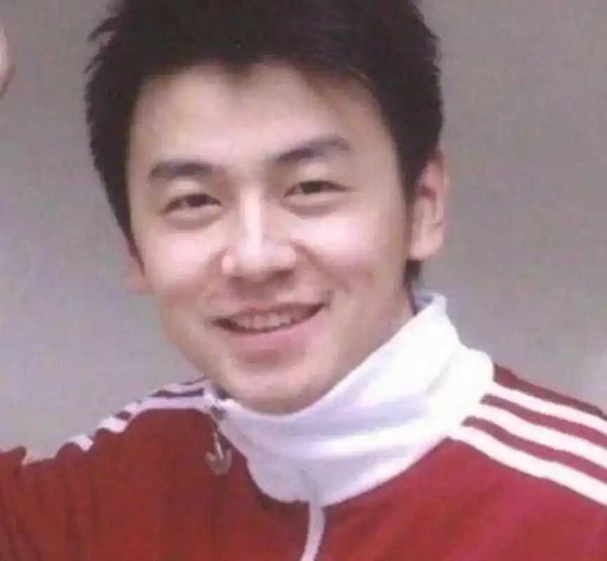 黄渤年轻的时候也曾经是一个花美男,唯一的缺点就是太瘦了 雷佳音年轻