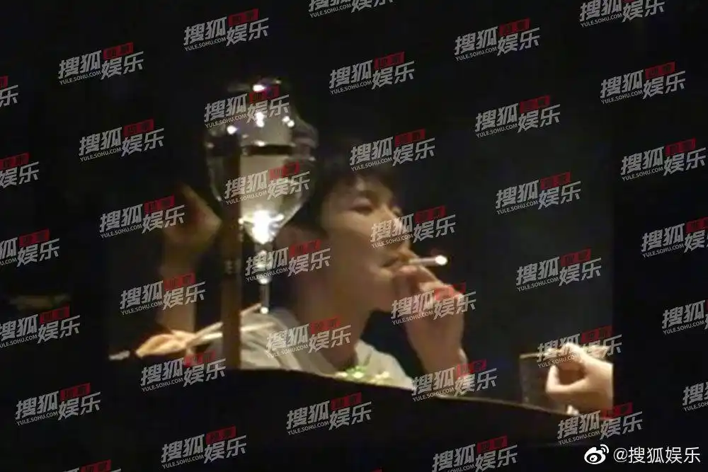 黄子韬抽烟,几个细节竟被网友夸其是教科书范本