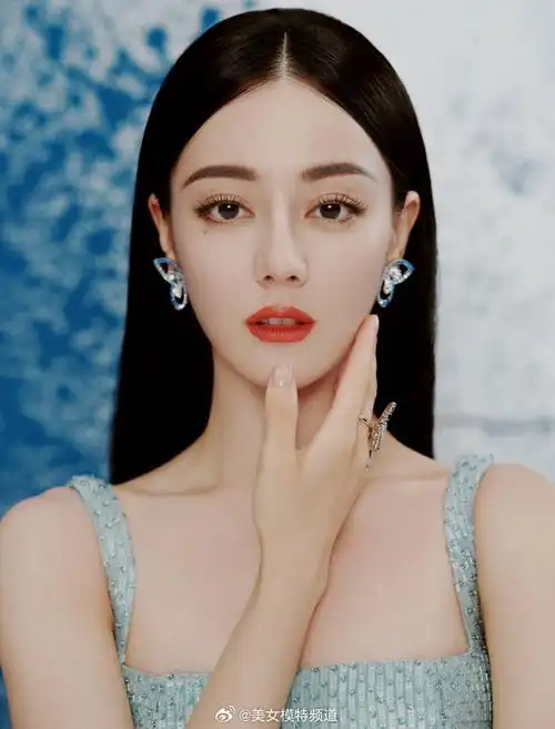 迪丽热巴身穿蓝色礼裙眉眼缱绻 黑长直中分造型