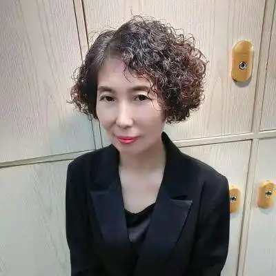 脸型偏长,发量适中的老年人,可以选择中短款的发型,比如上图中这种齐