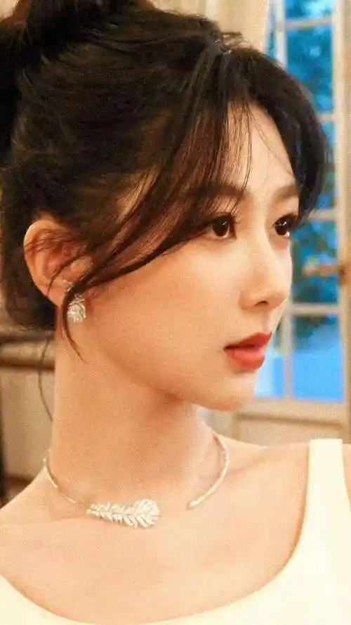 杨紫补齐时尚短板!新亮相穿露背高定美貌封神,凹姿势大秀蜜桃臀