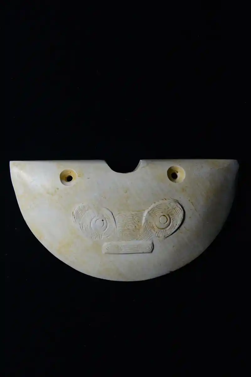 良渚鸡骨白玉璜.良渚玉璜作为古代权力象征的代表,展现了古代人 - 抖