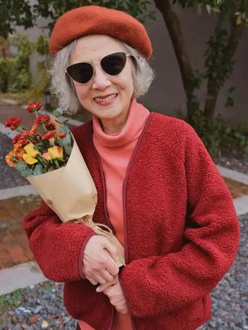 让时髦奶奶告诉你:老人穿衣只要注意两点,轻松穿出时尚感又减龄