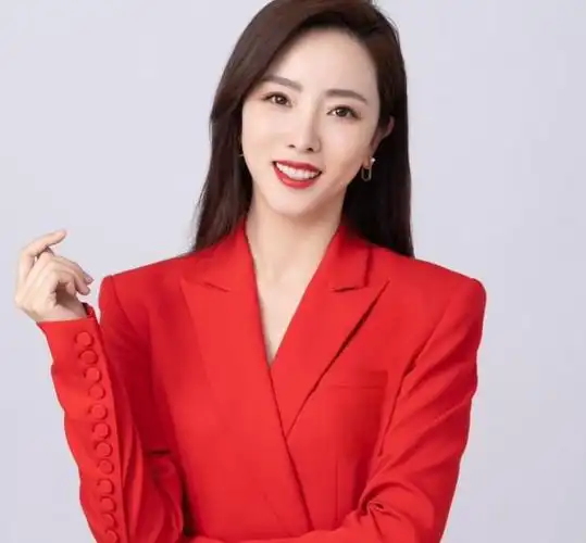 36岁李思思官宣央视离职,未被央视正式除名,近照曝光状态超好