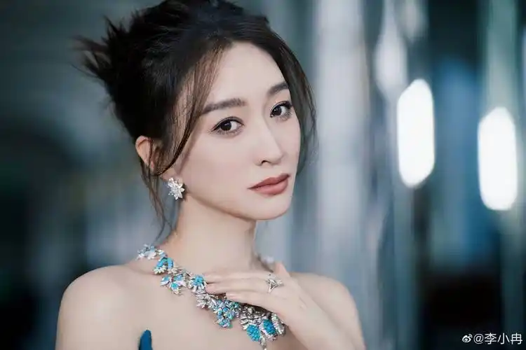 李小冉身穿深蓝色深v长裙出席活动,大秀自己的香肩和事业线-爱读书