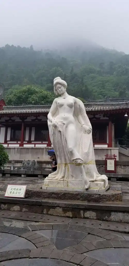 杨贵妃的汉白玉雕像.